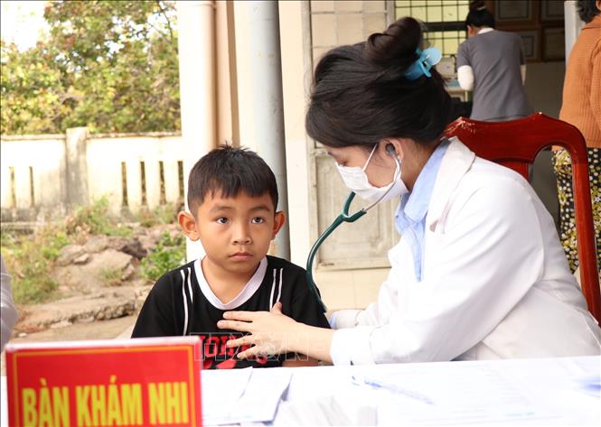 Bộ đội biên phòng tỉnh Đắk Lắk phối hợp với Bệnh viện Đại học Y dược Buôn Ma Thuột tổ chức khám bệnh miễn phí cho người dân vùng biên Ea Súp. Ảnh: Tuấn Anh – TTXVN