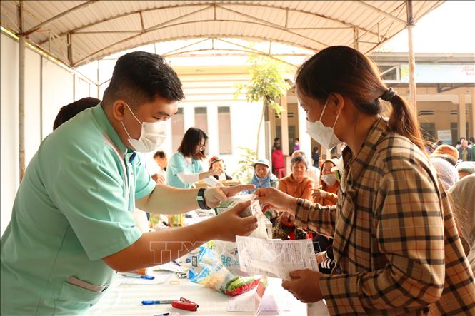 Phát thuốc miễn phí trong Chương trình “Xuân Biên phòng ấm lòng dân bản” tại xã biên giới Ia Lốp (Ea Súp, Đắk Lắk). Ảnh: Tuấn Anh – TTXVN