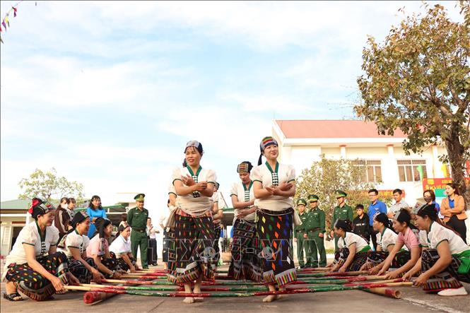 Phụ nữ dân tộc Thái ở huyện Ea Súp (Đắk Lắk) trong trang phục truyền thống tham gia trò chơi nhảy sạp. Ảnh: Tuấn Anh – TTXVN