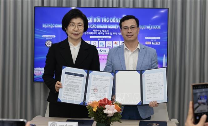 Lễ ký kết biên bản hợp tác giữa Đại học Gimcheon và các đơn vị tư vấn du học. Ảnh: Trần Việt - TTXVN 