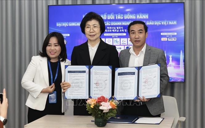 Lễ ký kết biên bản hợp tác giữa Đại học Gimcheon và các đơn vị tư vấn du học. Ảnh: Trần Việt - TTXVN 