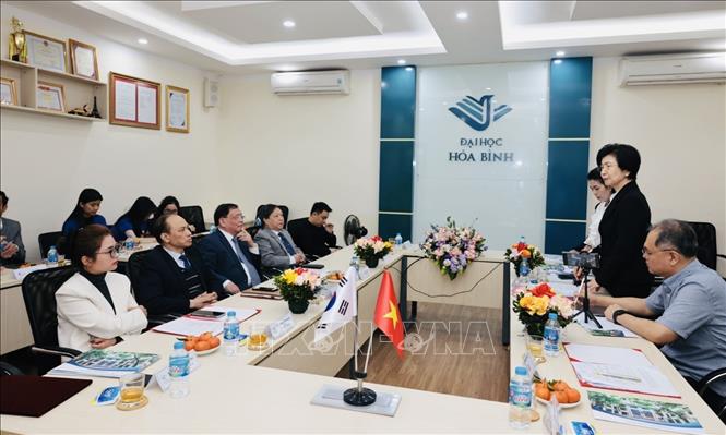 Hội đàm giữa đại diện trường Đại học Gimcheon và đại diện trường Đại học Hoà Bình. Ảnh: Trần Việt - TTXVN 