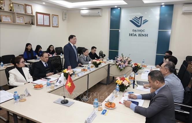 Hội đàm giữa trường Đại học Gimcheon và trường Đại học Hoà Bình. Ảnh: Trần Việt - TTXVN 