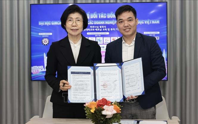 Lễ ký kết biên bản hợp tác giữa Đại học Gimcheon và các đơn vị tư vấn du học. Ảnh: Trần Việt - TTXVN 