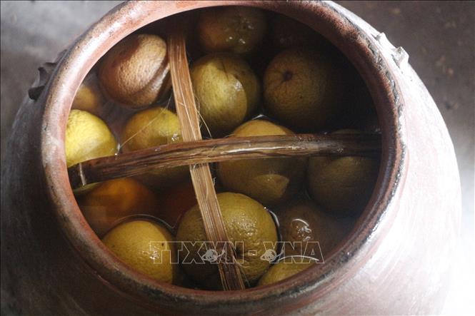 Rượu cam được sản xuất theo quy trình khép kín, giám sát từng khâu nghiêm ngặt kết hợp cùng công thức truyền thống đảm bảo vẫn giữ được hương vị độc đáo. Ảnh: Bích Huệ - TTXVN