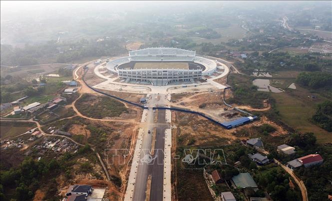 Đường dẫn vào sân vận động với 4 làn xe ô tô đã được hoàn thành. Ảnh: Quốc Khánh - TTXVN