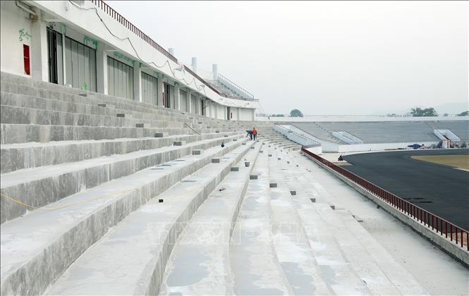 Bên trong sân đã được trồng cỏ, thảm đường pitch, lắp bảng điện tử và chuẩn bị lắp ghế ngồi. Ảnh: Quốc Khánh - TTXVN