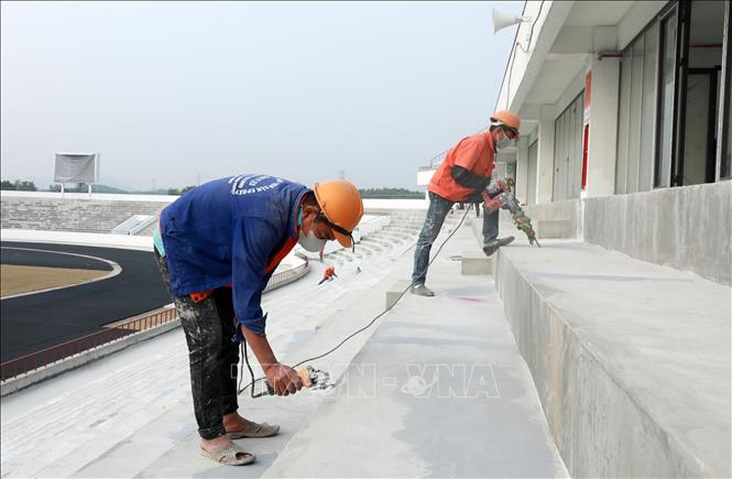 Công nhân hoàn thiện những hạng mục thô cuối cùng khu vực khán đài B. Ảnh: Quốc Khánh - TTXVN