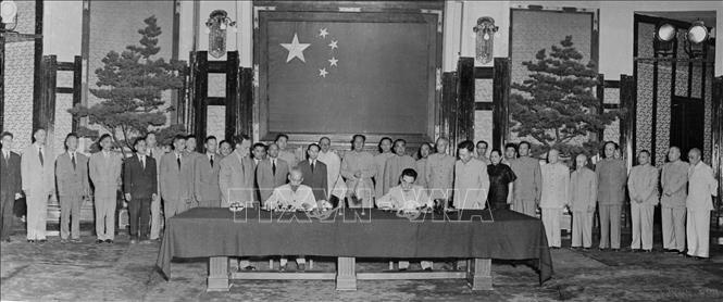Ngày 8/7/1955, tại Bắc Kinh, Chủ tịch Hồ Chí Minh và Thủ tướng Trung Quốc Chu Ân Lai ký Tuyên bố chung Việt Nam - Trung Quốc. Ảnh: TTXVN
