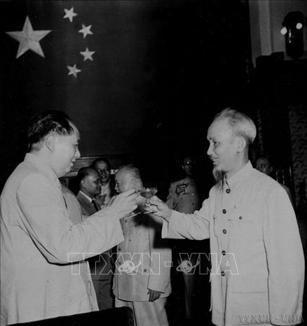 Chủ tịch Mao Trạch Đông chủ trì tiệc chiêu đãi Chủ tịch Hồ Chí Minh và đoàn đại biểu Chính phủ Việt Nam thăm chính thức Trung Quốc (Bắc Kinh, 8/7/1955). Ảnh: Tư liệu quốc tế/TTXVN phát