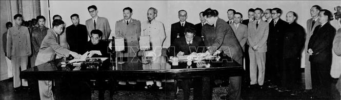 Chủ tịch Hồ Chí Minh chứng kiến Thủ tướng Phạm Văn Đồng và Thủ tướng Trung Quốc Chu Ân Lai ký Tuyên bố chung Việt Nam - Trung Quốc (Hà Nội, 22/11/1956). Ảnh: TTXVN