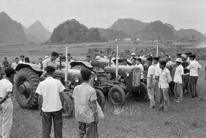 Những chiếc máy kéo của chính quyền và nhân dân Khu tự trị dân tộc Choang Quảng Tây (Trung Quốc) tặng 2 tỉnh Lạng Sơn và Cao Bằng. Ảnh: Đào Cao - TTXVN