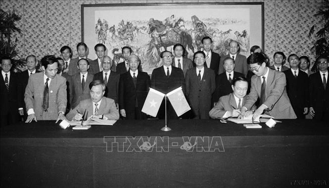Lễ ký kết Hiệp định thương mại Trung - Việt và Hiệp định tạm thời về việc giải quyết công việc ở biên giới hai nước Trung Quốc – Việt Nam tại thủ đô Bắc Kinh, ngày 7/11/1991, trong chuyến thăm Trung Quốc của Tổng Bí thư Đỗ Mười và Chủ tịch Hội đồng Bộ trưởng Võ Văn Kiệt (5 - 10/11/1991). Ảnh: TTXVN
