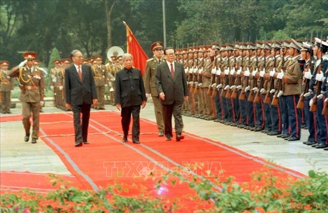 Tổng Bí thư Đỗ Mười, Chủ tịch nước Lê Đức Anh đón Tổng Bí thư, Chủ tịch nước Trung Quốc Giang Trạch Dân thăm Việt Nam (20/11/1994). Ảnh: Xuân Lâm - TTXVN