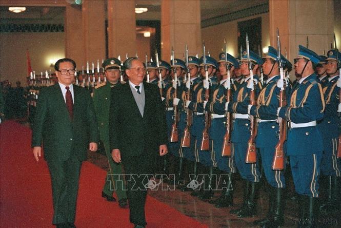 Chủ tịch Trung Quốc Giang Trạch Dân chủ trì lễ đón Chủ tịch nước Lê Đức Anh thăm Trung Quốc (9/11/1992). Ảnh: Cao Phong - TTXVN