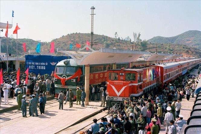 Chuyến tàu hỏa đầu tiên của Trung Quốc đến ga Đồng Đăng (Lạng Sơn), sáng 14/2/1996, tại Lễ khôi phục thông xe đường sắt Việt - Trung tại 2 cửa khẩu Lạng Sơn và Lào Cai, sau 17 năm gián đoạn. Ảnh: TTXVN