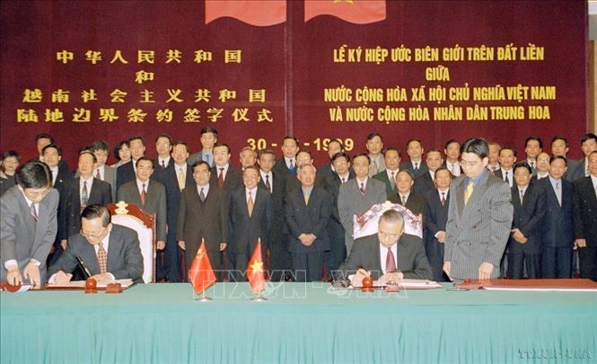  Phó Thủ tướng, Bộ trưởng Ngoại giao Nguyễn Mạnh Cầm và Bộ trưởng Ngoại giao Trung Quốc Đường Gia Triền ký hiệp ước biên giới trên đất liền giữa nước Việt Nam và Trung Quốc (Hà Nội, 30/12/1999). Ảnh: Nguyễn Khang - TTXVN 

