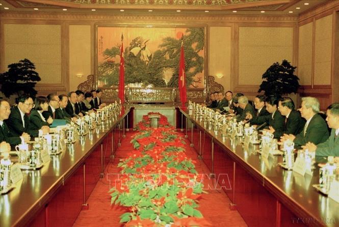 Tháng 12/2000, Việt Nam - Trung Quốc ký “Tuyên bố chung về hợp tác toàn diện trong thế kỷ mới”, đề ra những biện pháp cụ thể phát triển quan hệ hai nước trên tất cả các lĩnh vực. Trong ảnh: Chủ tịch Trung Quốc Giang Trạch Dân hội đàm với Chủ tịch nước Trần Đức Lương trong chuyến thăm chính thức Trung Quốc (Bắc Kinh, 25/12/2000). Ảnh: Trọng Nghiệp – TTXVN