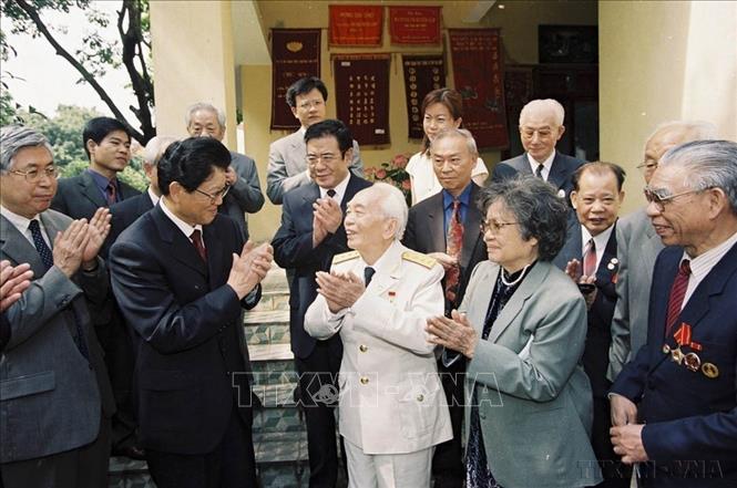 Ngày 6/5/2004, tại Hà Nội, Đại tướng Võ Nguyên Giáp tiếp thân mật đồng chí Lý Thiết Ánh, Phó Uỷ viên trưởng Uỷ ban Thường vụ Đại hội Đại biểu nhân dân toàn quốc nước CHND Trung Hoa và các cựu cố vấn, chuyên gia Trung Quốc giúp Việt Nam trong thời kỳ kháng chiến chống Pháp, nhân dịp đoàn sang Việt Nam dự Lễ kỷ niệm 50 năm chiến thắng lịch sử Điện Biên Phủ. Ảnh: TTXVN