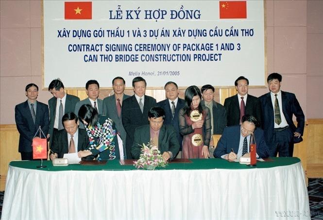 Lễ ký hợp đồng xây dựng gói thầu 1 và 3 Dự án xây dựng cầu Cần Thơ giữa BQL dự án Mỹ Thuận với TCty xây dựng Thăng Long và TCty xây dựng Quốc gia Trung Quốc (Hà Nội, 31/1/2005). Ảnh: Anh Tôn - TTXVN
