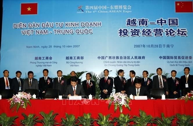 Thủ tướng Nguyễn Tấn Dũng chứng kiến doanh nghiệp Việt Nam và Trung Quốc ký biên bản hợp tác tại Diễn đàn đầu tư kinh doanh Việt - Trung (Nam Ninh, 28/10/2007). Ảnh: Đức Tám - TTXVN