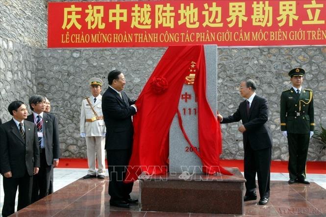 Phó Thủ tướng, Bộ trưởng Ngoại giao Phạm Gia Khiêm và Ủy viên Quốc vụ viện Trung Quốc Đới Bỉnh Quốc mở băng cột mốc biên giới 1117 (phía Trung Quốc) trong Lễ chào mừng hoàn thành công tác phân giới cắm mốc biên giới đất liền Việt Nam - Trung Quốc (23/2/2009). Ảnh: Nhan Sáng – TTXVN
