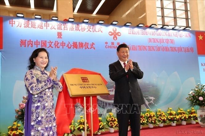Chủ tịch Quốc hội Nguyễn Thị Kim Ngân và Tổng Bí thư, Chủ tịch Trung Quốc Tập Cận Bình dự Lễ khánh thành và bàn giao Cung Hữu nghị Việt - Trung và khai trương Trung tâm Văn hoá Trung Quốc tại Hà Nội, ngày 12/11/2017. Ảnh: Trọng Đức - TTXVN