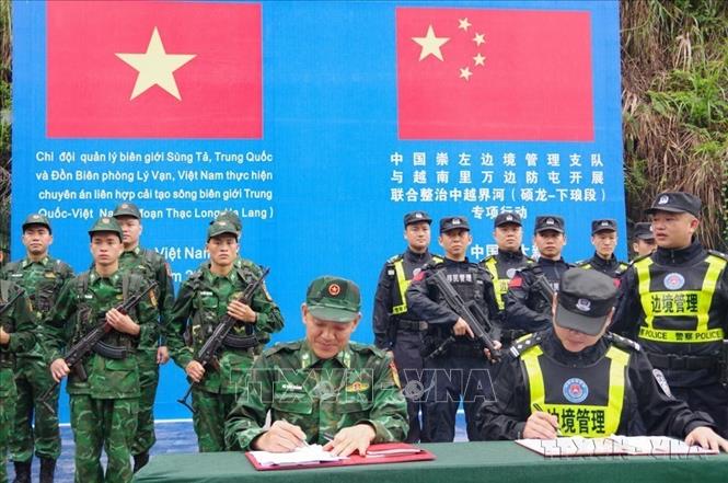 Đồn Biên phòng Cửa khẩu Lý Vạn (Việt Nam) và Đại đội quản lý biên giới huyện Đại Tân (Trung Quốc) ký kết biên bản tuần tra song phương (15/8/2023). Ảnh: Chu Hiệu-TTXVN