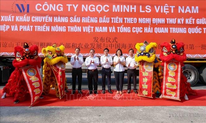 Lễ xuất khẩu 18 tấn sầu riêng chính ngạch đầu tiên sang Trung Quốc theo Nghị định thư ký kết giữa Bộ Nông nghiệp và Phát triển nông thôn Việt Nam với Tổng cục Hải quan Trung Quốc tại Cần Thơ (17/3/3023). Ảnh: TTXVN 
