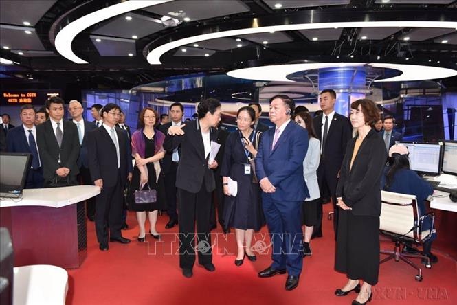 Trưởng Ban Tuyên giáo Trung ương Nguyễn Trọng Nghĩa thăm Đài Phát thanh và Truyền hình Trung ương Trung Quốc (13/6/2024). Ảnh: Thành Dương – TTXVN