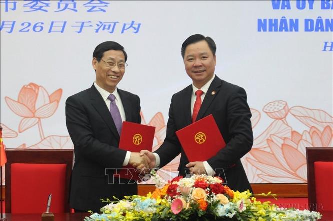 Trao biên bản ghi nhớ giữa Ủy ban Mặt trận Tổ quốc Việt Nam thành phố Hà Nội và Ủy ban Hội nghị Hiệp thương Chính trị Nhân dân Trung Quốc thành phố Thượng Hải (Trung Quốc) giai đoạn 2024 - 2029 (Hà Nội, 26/3/2024). Ảnh: Nguyễn Thắng - TTXVN