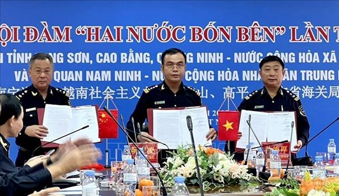 Ngày 18/11/2022, tại trụ sở Cục Hải quan tỉnh Lạng Sơn diễn ra Hội đàm “hai nước bốn bên” lần thứ 8, năm 2022 giữa Cục Hải quan ba tỉnh Lạng Sơn, Cao Bằng, Quảng Ninh (Việt Nam) và Hải quan Nam Ninh (Trung Quốc) theo hình thức trực tuyến. Ảnh: Quang  Duy – TTXVN