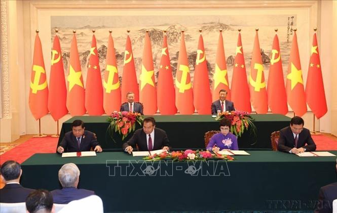 Tổng Bí thư, Chủ tịch nước Tô Lâm và Tổng Bí thư, Chủ tịch nước Trung Quốc Tập Cận Bình chứng kiến Lễ ký Thỏa thuận hợp tác nghiệp vụ giữa Thông tấn xã Việt Nam với Tân Hoa xã (bên phải) và Bản ghi nhớ về thúc đẩy các dự án hợp tác phát triển trong lĩnh vực xã hội, dân sinh giữa Bộ Kế hoạch và Đầu tư Việt Nam và Tổng cục Hợp tác phát triển quốc tế quốc gia Trung Quốc (bên trái) tại Đại lễ đường Nhân dân ở Thủ đô Bắc Kinh (19/8/2024). Ảnh: Trí Dũng – TTXVN