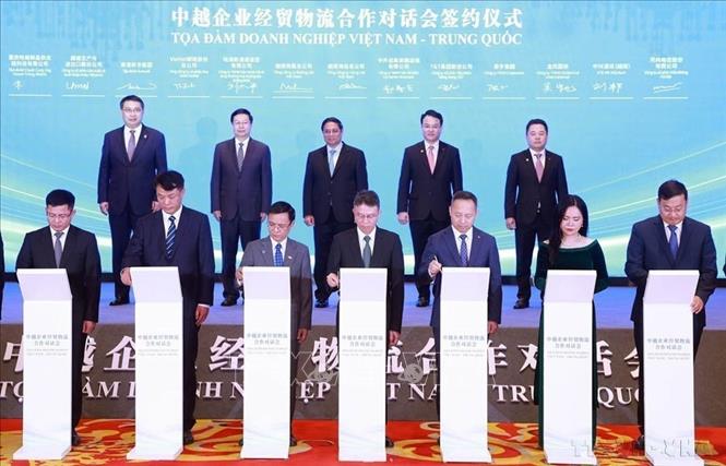 Thủ tướng Phạm Minh Chính chứng kiến lễ ký biên Bản ghi nhớ hợp tác giữa các doanh nghiệp hai nước tại Tọa đàm doanh nghiệp Việt Nam - Trung Quốc (Trùng Khánh, 08/11/2024). Ảnh: Dương Giang-TTXVN