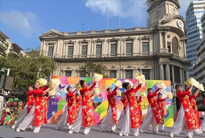 Đại diện Hiệp hội người Việt Nam ở nước ngoài tại Macau biểu diễn tiết mục 