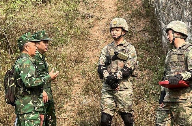 Tuần tra song phương tuyến biên giới Việt Nam – Trung Quốc tại lối mở A Pa Chải (Việt Nam) và Long Phú (Trung Quốc) giữa Bộ đội Biên phòng tỉnh Điện Biên và Bộ đội Biên phòng khu vực Mông Tự (2024). Ảnh: TTXVN phát