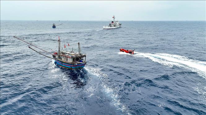 Từ 11 - 13/4/2023, trên vùng biển lân cận đường phân định Vịnh Bắc Bộ diễn ra Chuyến tuần tra liên hợp giữa Cảnh sát biển Việt Nam và Cảnh sát biển Trung Quốc lần thứ nhất - năm 2023. Ảnh: Trung Nguyên-TTXVN
