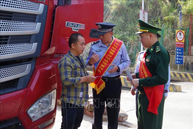 Đồn Biên phòng Tân Thanh, Bộ đội Biên phòng tỉnh Lạng Sơn (Việt Nam) và Trạm kiểm tra Biên phòng xuất, nhập cảnh Pò Chài (Trung Quốc) phối hợp tổ chức tuyên truyền, phổ biến pháp luật cho  người dân hai nước qua lại cửa khẩu nhân Ngày Pháp luật Việt Nam (07/11/2024). Ảnh: TTXVN phát
