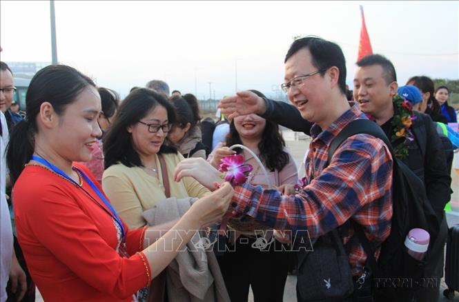 Lễ đón du khách từ Ma cao (Trung Quốc) đến Khánh Hòa du lịch (2023). Ảnh: Phan Sáu - TTXVN
