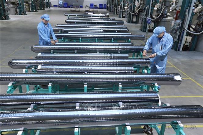 Chế tạo vật liệu sản xuất pin năng lượng mặt trời tại Công ty TNHH JA Solar Việt Nam, vốn đầu tư của Hong Kong (Trung Quốc) tại khu công nghiệp Quang Châu (Bắc Giang). Ảnh: Danh Lam – TTXVN