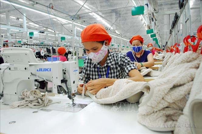 Sản xuất hàng may mặc xuất khẩu tại Công ty TNHH May Tinh Lợi, vốn đầu tư của Hong Kong (Trung Quốc), tại khu công nghiệp Lai Vu (Hải Dương). Ảnh: Danh Lam – TTXVN