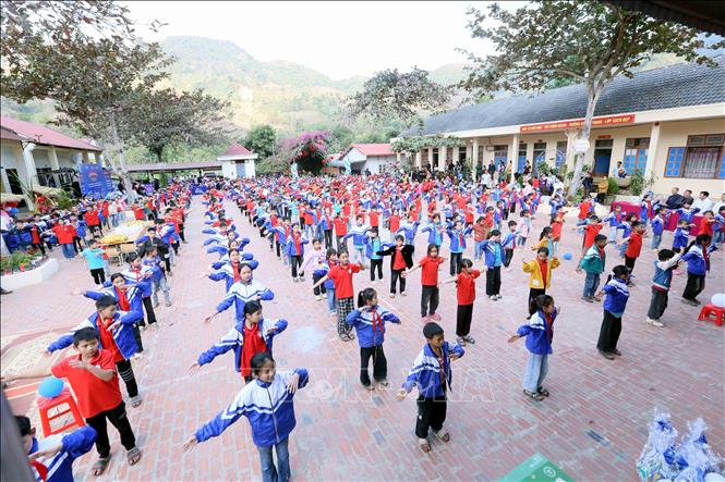 Các em học sinh Trường Tiểu học Chiềng Ngàm, xã Chiềng Ngàm, huyện Thuận Châu, tỉnh Sơn La tham gia đồng diễn tại chương trình. Ảnh: Quang Quyết - TTXVN
