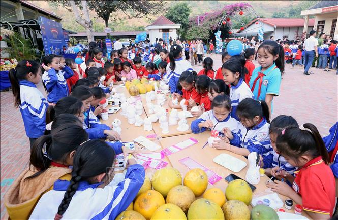 Các em học sinh Trường Tiểu học Chiềng Ngàm, xã Chiềng Ngàm, huyện Thuận Châu, tỉnh Sơn La tham gia tô tượng tại chương trình. Ảnh: Quang Quyết - TTXVN