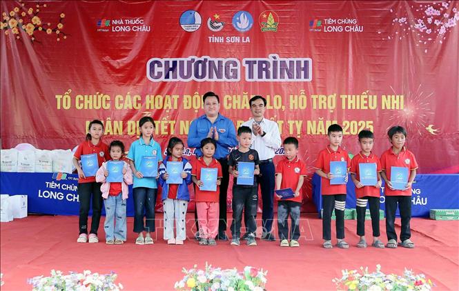 Tặng học bổng cho các em học sinh Trường Tiểu học Chiềng Ngàm, xã Chiềng Ngàm, huyện Thuận Châu, tỉnh Sơn La. Ảnh: Quang Quyết - TTXVN