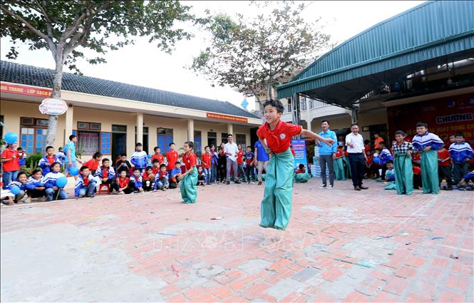 Các em học sinh Trường Tiểu học Chiềng Ngàm, xã Chiềng Ngàm, huyện Thuận Châu, tỉnh Sơn La tham gia thi nhảy bao bố tại chương trình. Ảnh: Quang Quyết - TTXVN