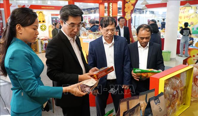Phó Chủ tịch UBND thành phố Đà Nẵng Trần Chí Cường (thứ 2 từ trái sang) tham quan các gian hàng tại Hội chợ. Ảnh: Quốc Dũng - TTXVN