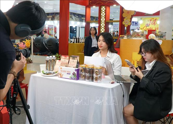 Hoạt động livestream giới thiệu trực tuyến các sản phẩm OCOP tại Hội chợ. Ảnh: Quốc Dũng - TTXVN