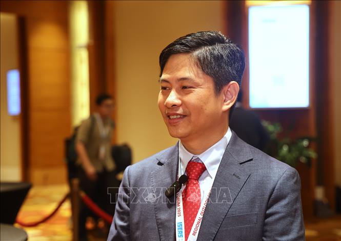 Tiến sĩ Lê Hồng Hiệp, chuyên gia tại Viện Nghiên cứu Đông Nam Á - Yusof Ishak (ISEAS) trả lời phỏng vấn TTXVN bên lề Diễn đàn.  Ảnh: Tất Đạt - PV TTXVN tại Singapore