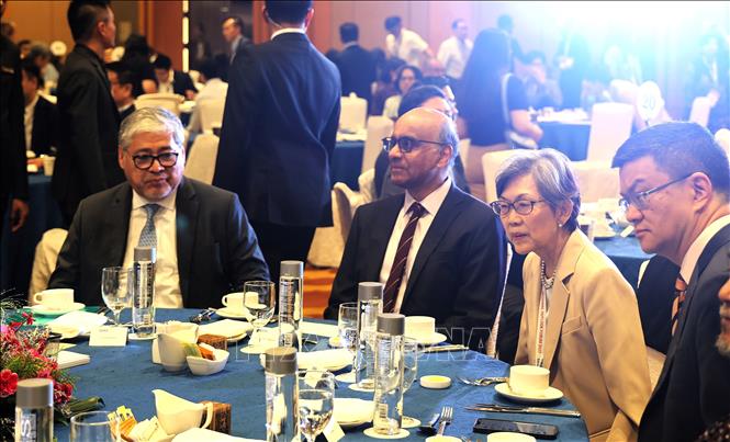 Tổng thống Singapore Tharman Shanmugaratnam (ở giữa) tại Diễn đàn Triển vọng khu vực 2025 tại Singapore. Ảnh: Tất Đạt - PV TTXVN tại Singapore