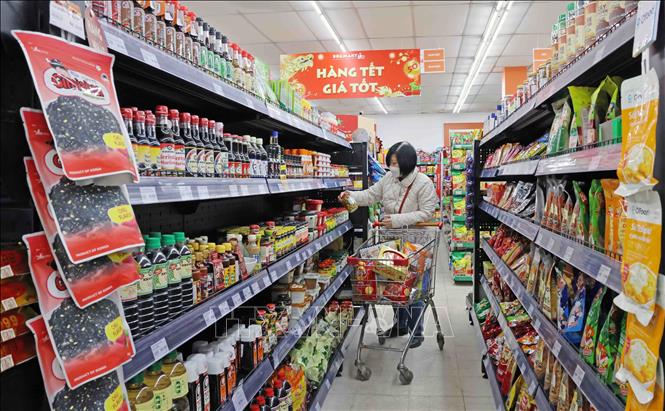 A customer purchase goods at the BRGMart on Pham Ngoc Thach street, Dong Da district, Hanoi. VNA Photo: Trần Việt